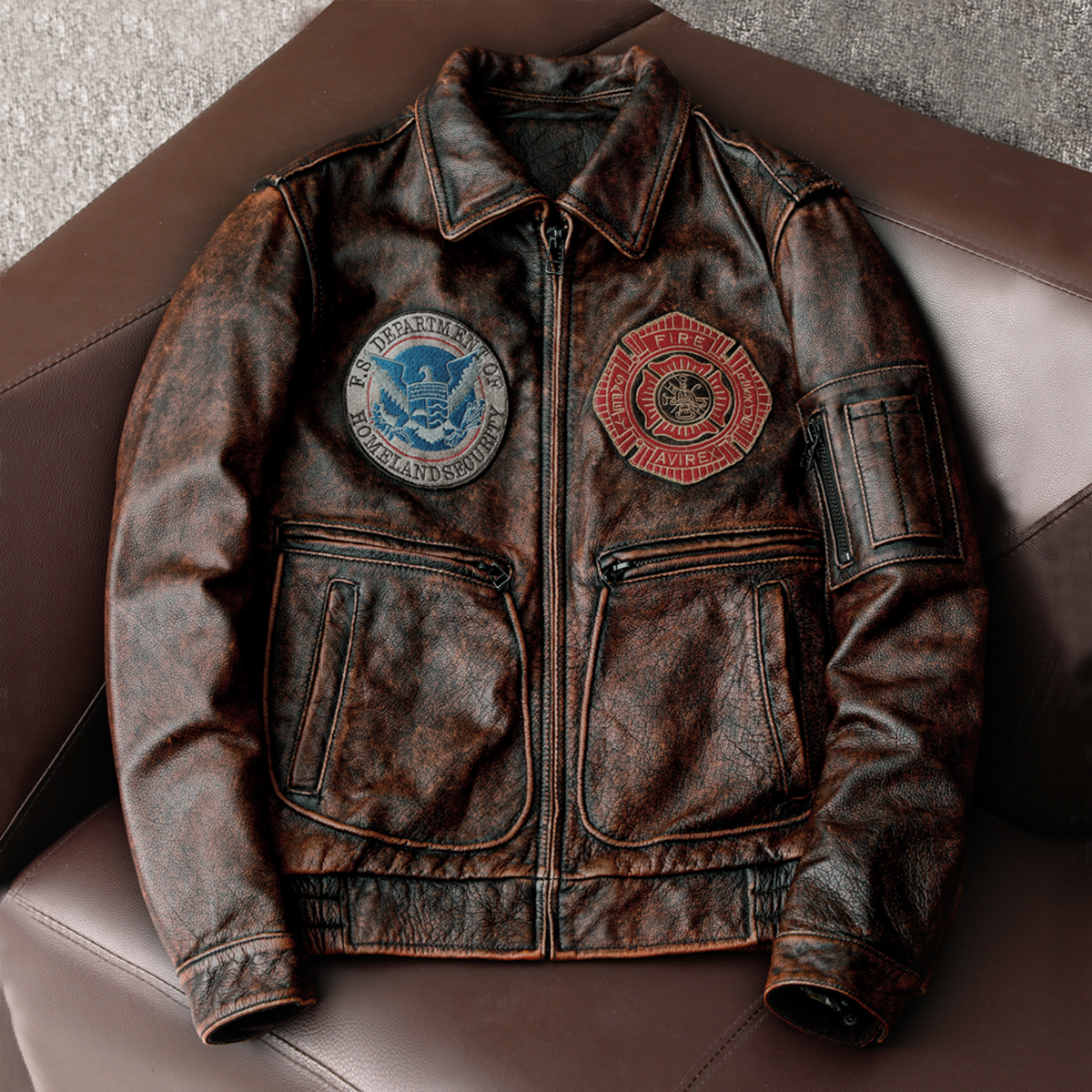 Veste en cuir de moto rétro avec badge Bomber