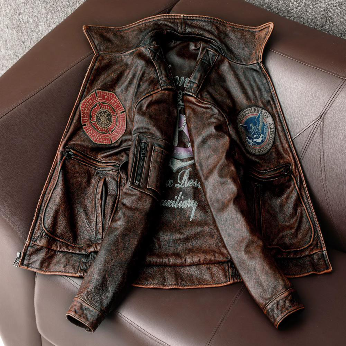 Veste en cuir de moto rétro avec badge Bomber